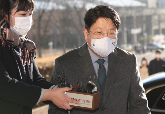 윤석열 검찰총장 징계 심의 하루 전날이자 법무부 감찰위원회 임시회의가 예정된 1일 오전 고기영 법무부 차관이 경기도 정부과천청사로 출근하고 있다. [연합뉴스]